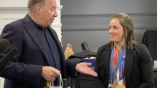 Legault rencontre la double médaillée en haltérophilie Maude Charron à Rimouski